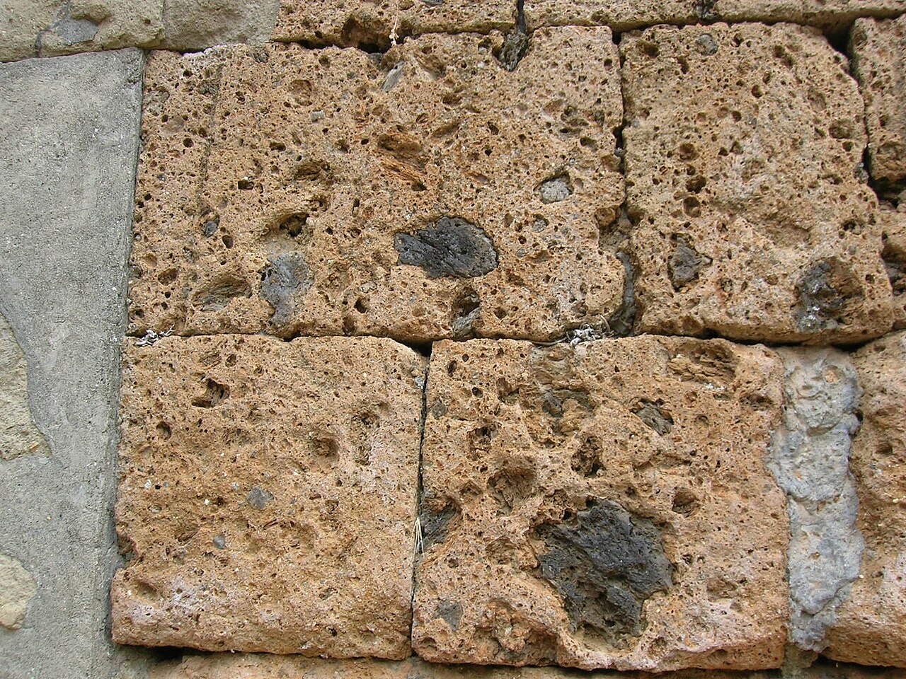 Tufo Necropoli della Banditaccia.JPG