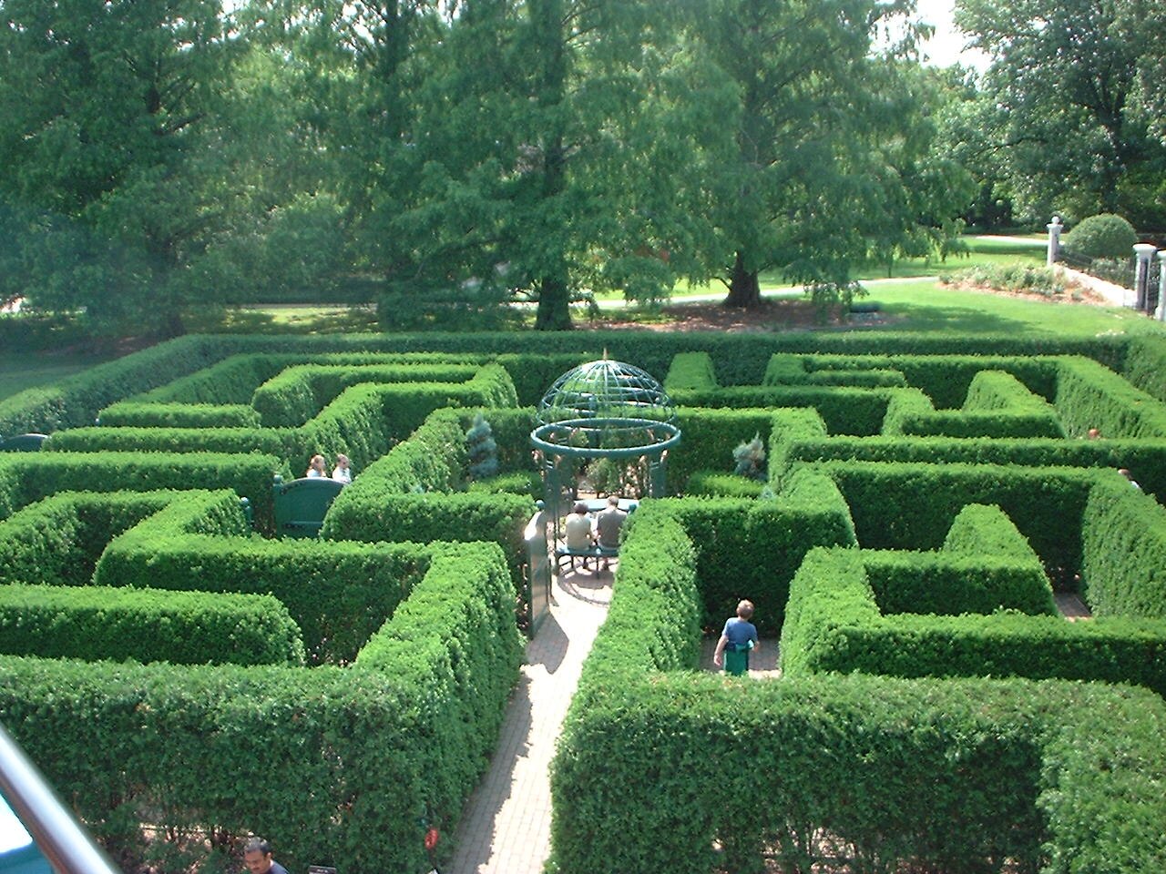 Hedge Maze, St Louis Botanical Gardens (St Louis, Missouri - June 2003).jpg
