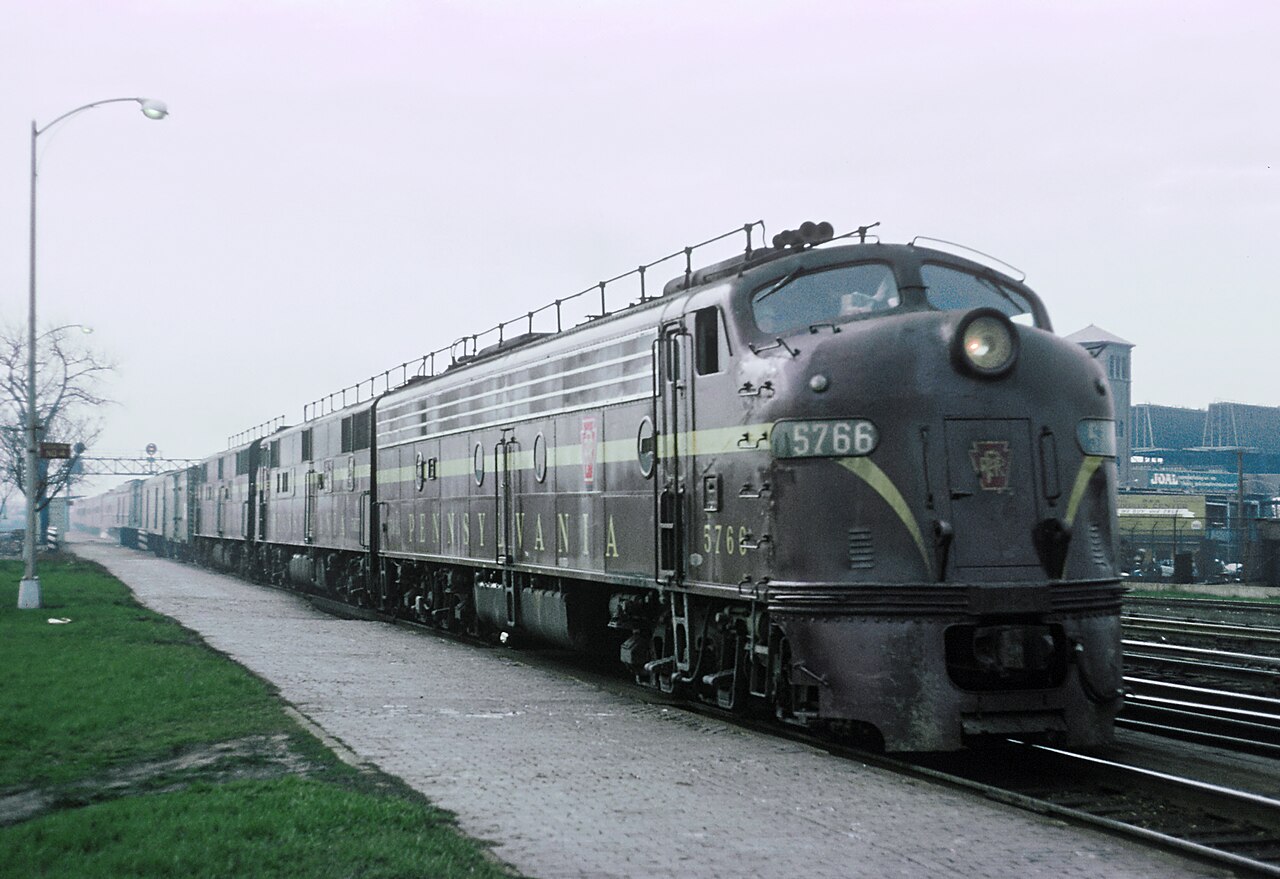 PRR E8A 5766 with WB the Manhatten Limited and the Golden Triangle at Englewood Union Station (Chicago, IL) on April 21, 1965 (37666520842).jpg