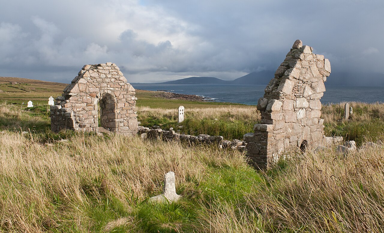 An Fál Mór Teampall Deirbhile NW 2013 09 09.jpg