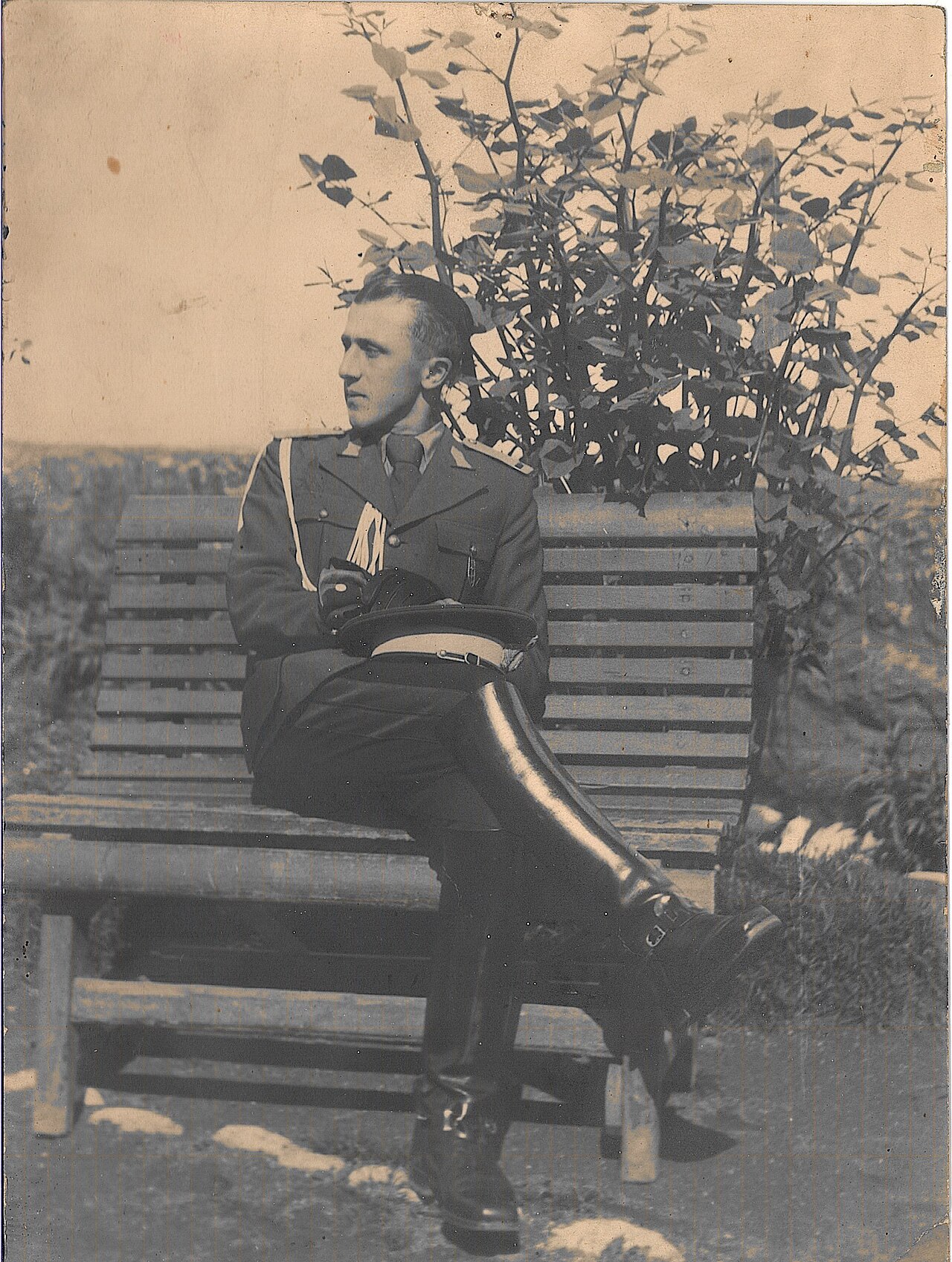 Constantin C. Roșescu as a young lieutenant.jpg