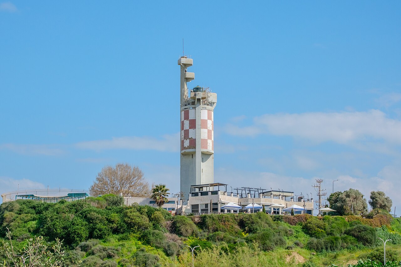 גבעת יונה ומגדלור אשדוד במבט מפארק לכיש, מרץ 2024.jpg