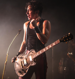 Des Rocs performing in 2020