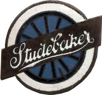 Studebaker "turning wheel" badge on cars produced 1912–1934