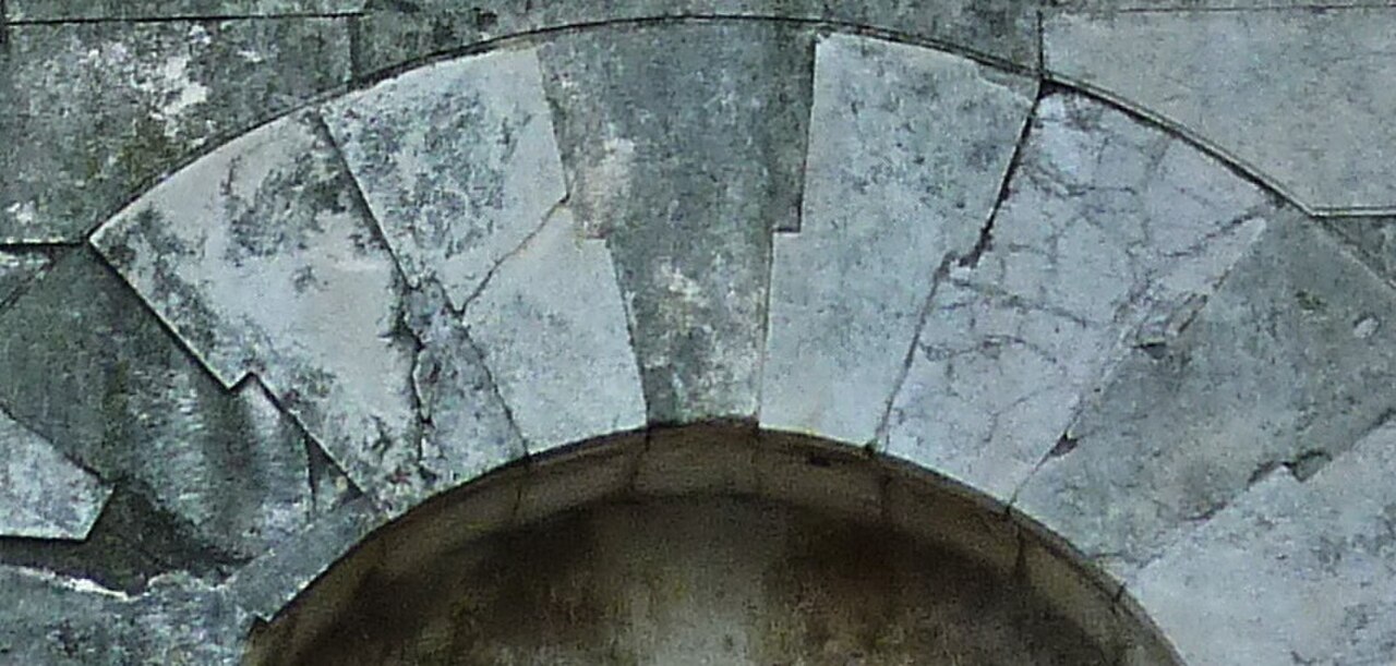 Voussoirs, Mausoleum of Theodoric, Ravenna, 2012 (cropped).jpg