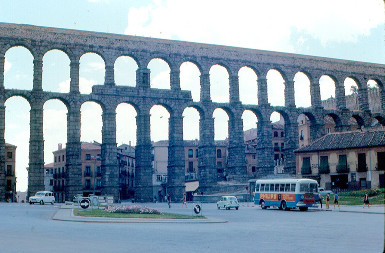 Segovia - Roman Aqueduct (2687841356).jpg
