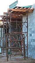 Vertical or dead shore system, typically used in formwork.