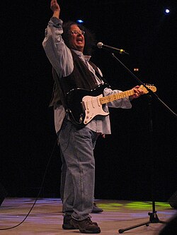 Volman performing in 2008 billed as "The Turtles Featuring Flo & Eddie" (with Fender Stratocaster)