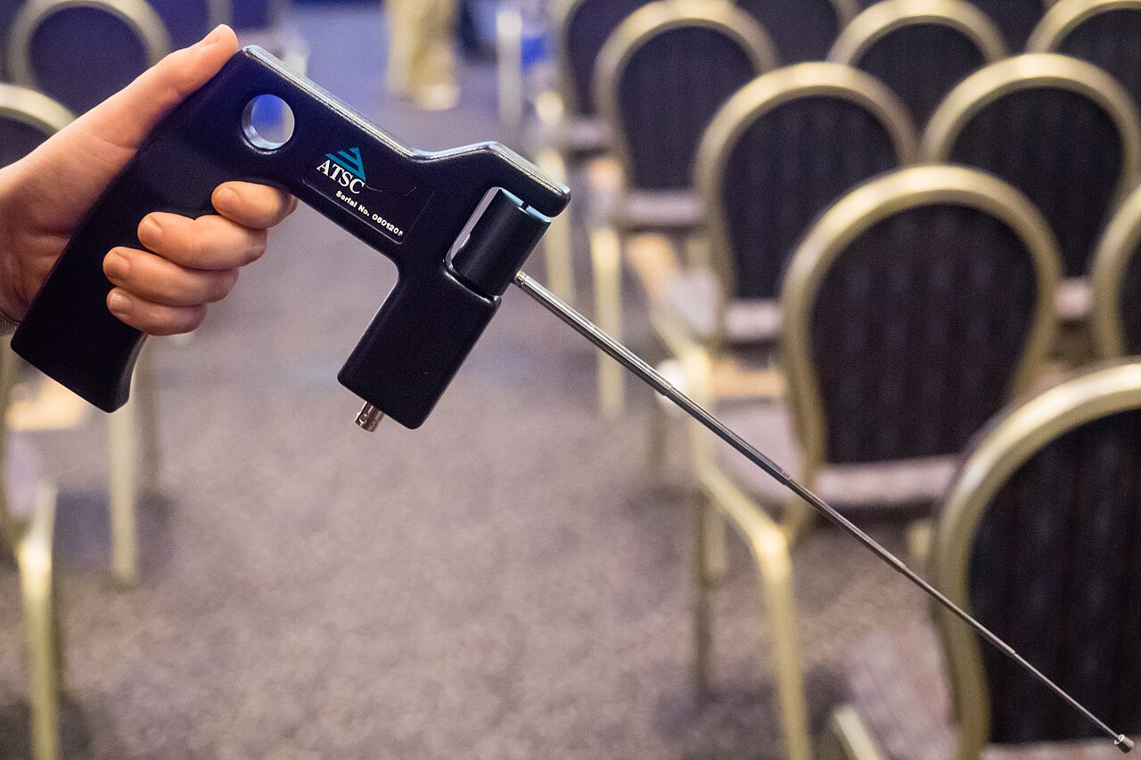 ADE 651 at QEDcon 2016 01.jpg