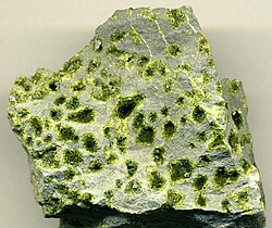 Epidot – Prowincja Antsiranana, Madagaskar Vesicular basalt with epidote crystal filling