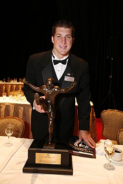 Tim Tebow (Florida) with the trophy in 2009