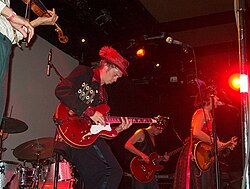 Mathus playing guitar with the Squirrel Nut Zippers in San Francisco, 2008