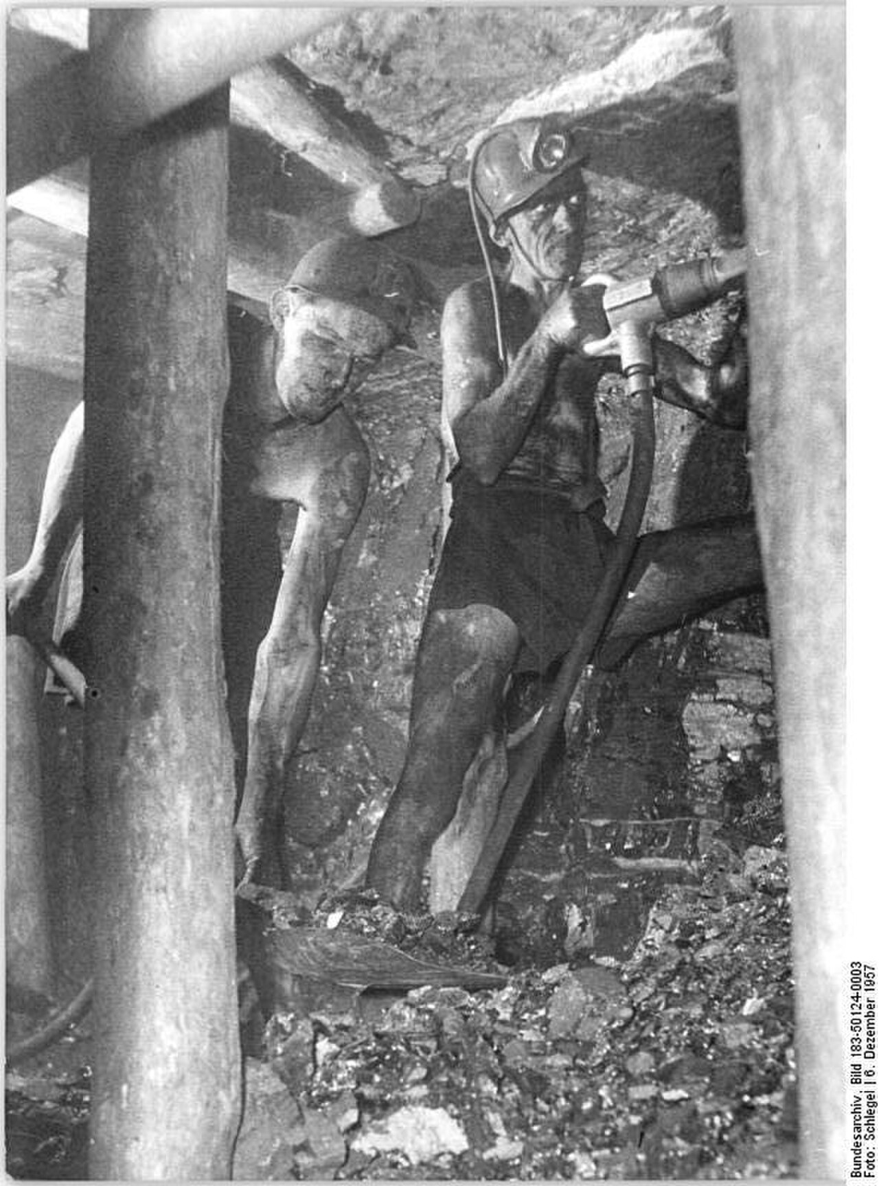Bundesarchiv Bild 183-50124-0003, Zwickau, Zeche "Martin Hoop", Bergarbeiter bohrend.jpg