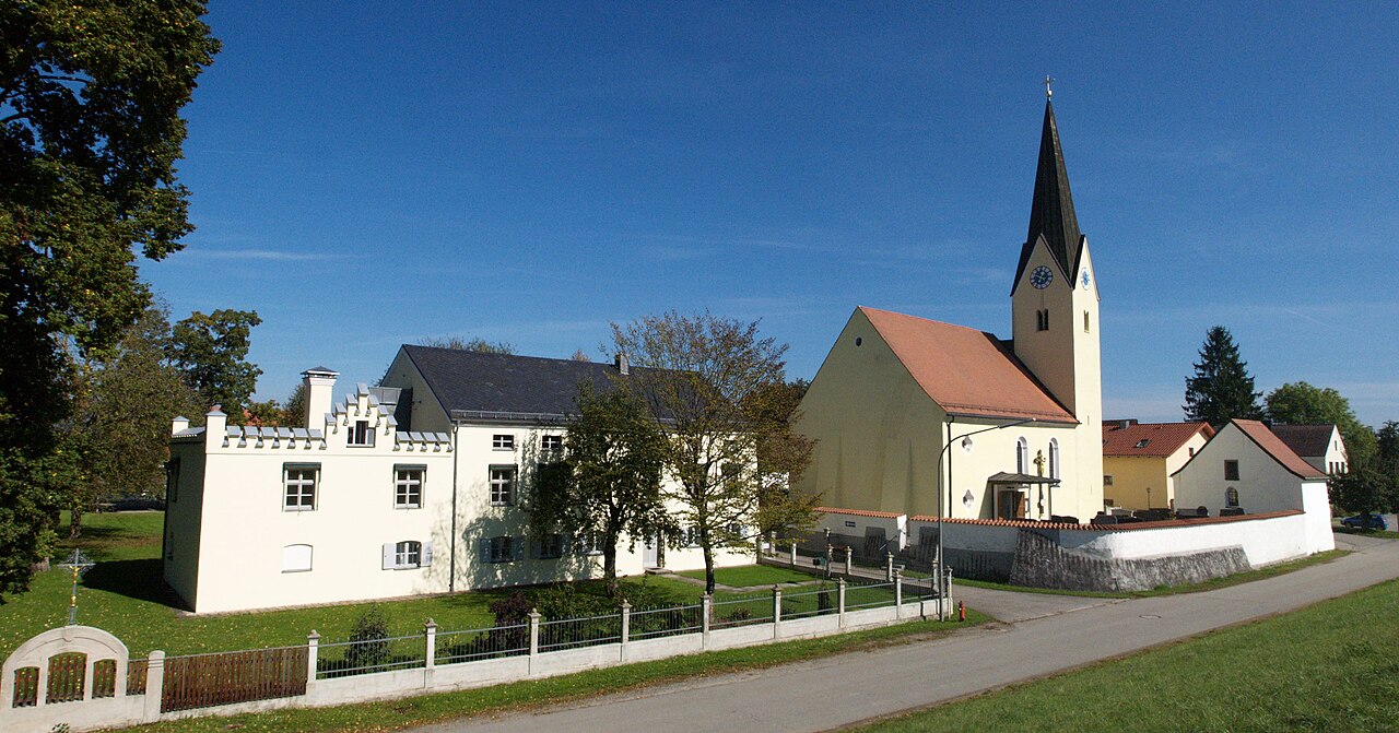 Mariaposching Kirche und Pfarrhof.jpg
