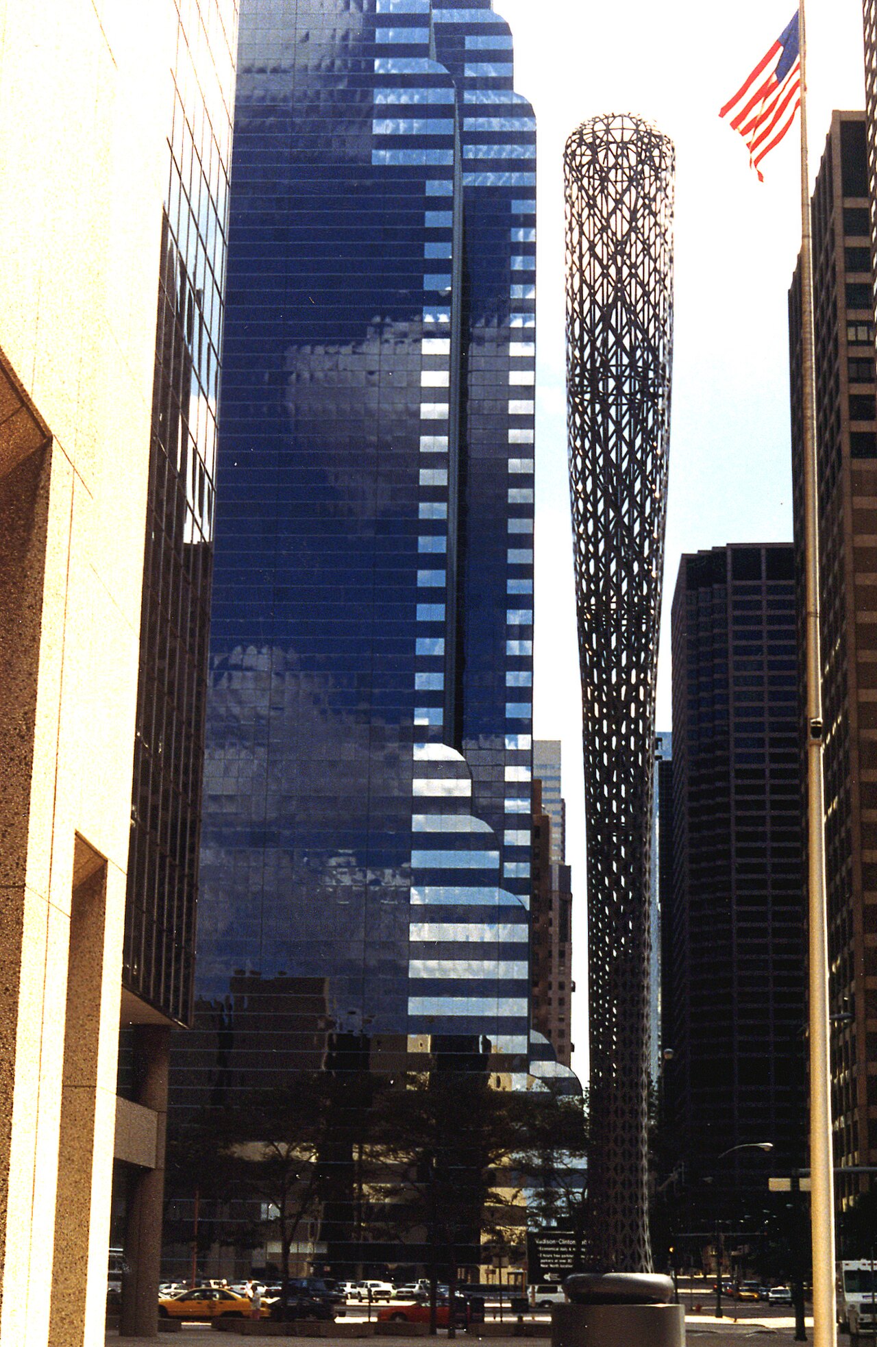 Claus Oldenberg's Batcolumn, Chicago 1993 (20656703).jpg