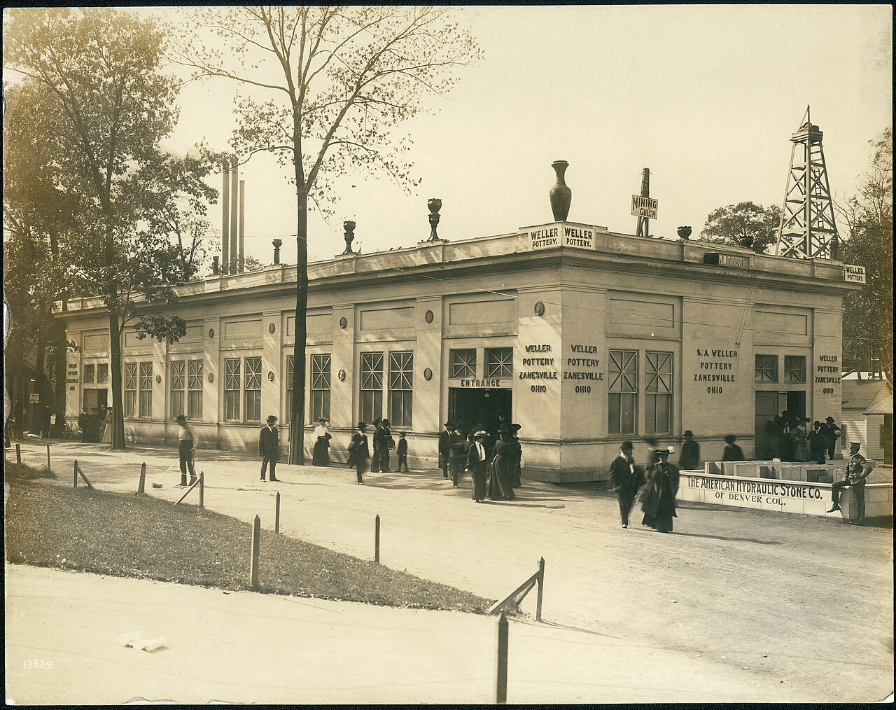 Weller Pottery building at the 1904 World's Fair.jpg
