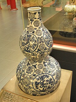 Chinese porcelain vase, Ming dynasty, 1550
