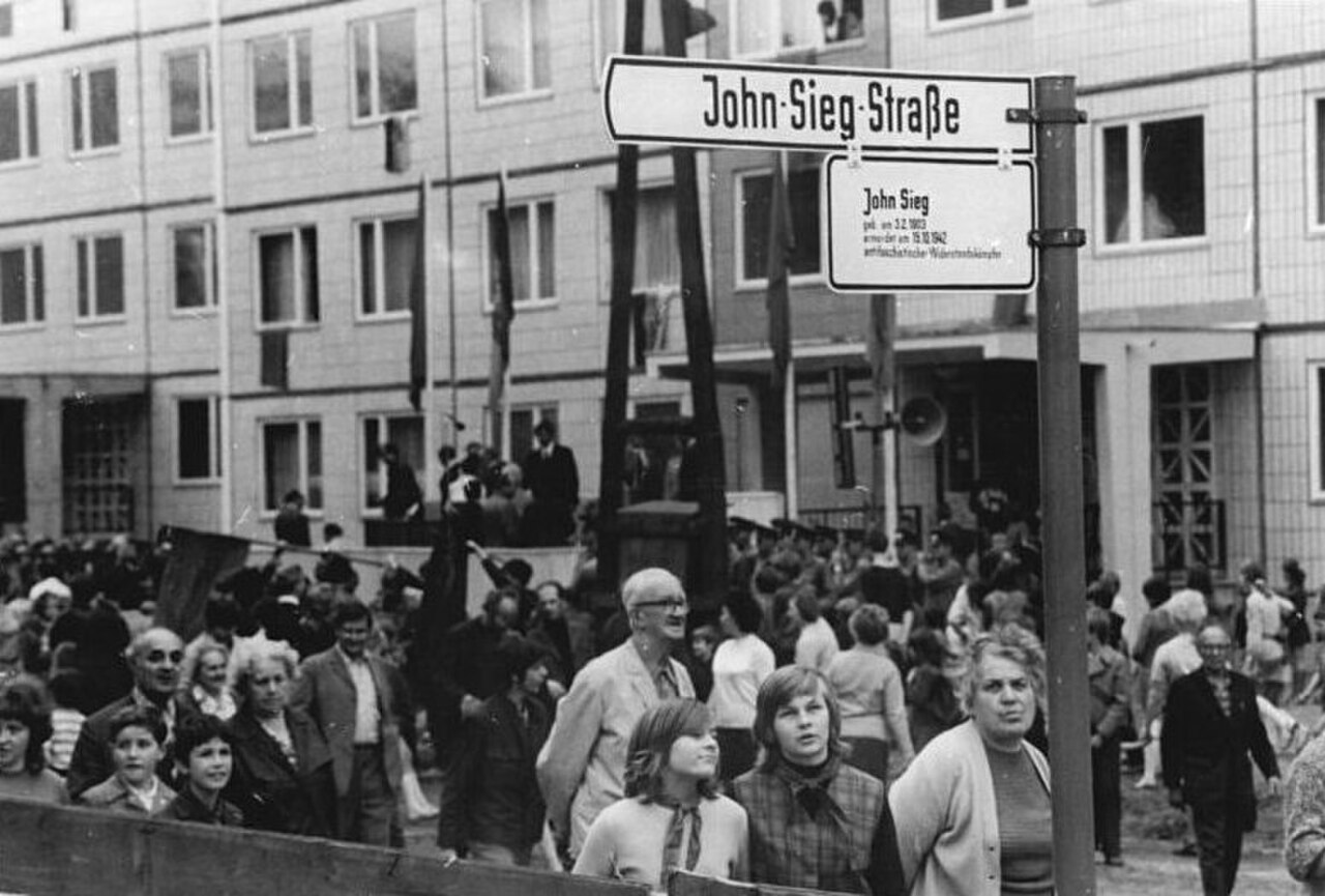 Bundesarchiv Bild 183-L0622-0045, Berlin, Namensgebung John Sieg-Straße.jpg